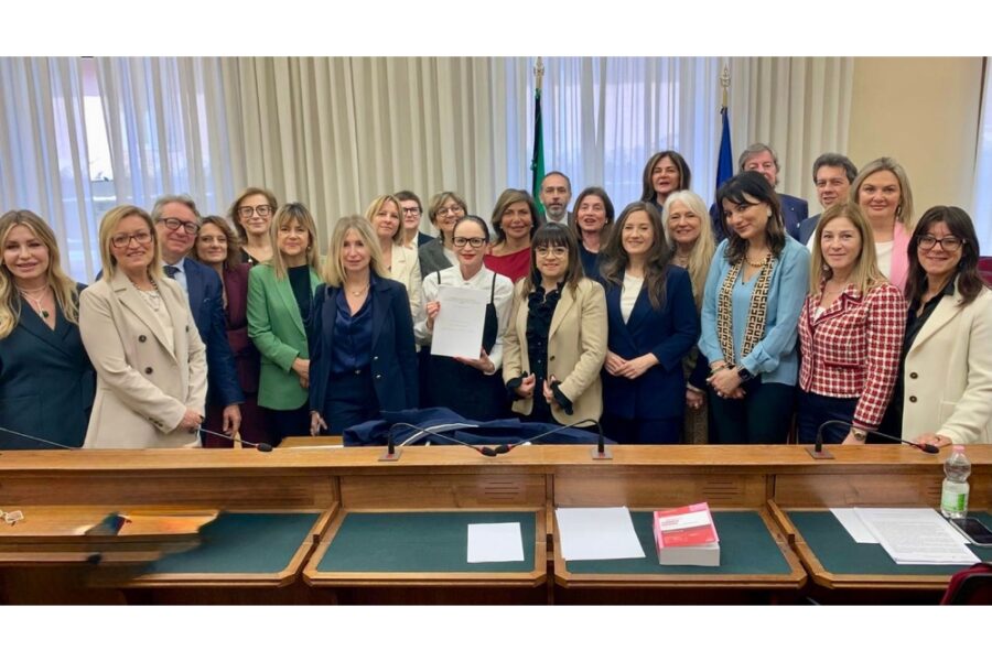 Il voto all'unanimità. Relatrici Semenzato