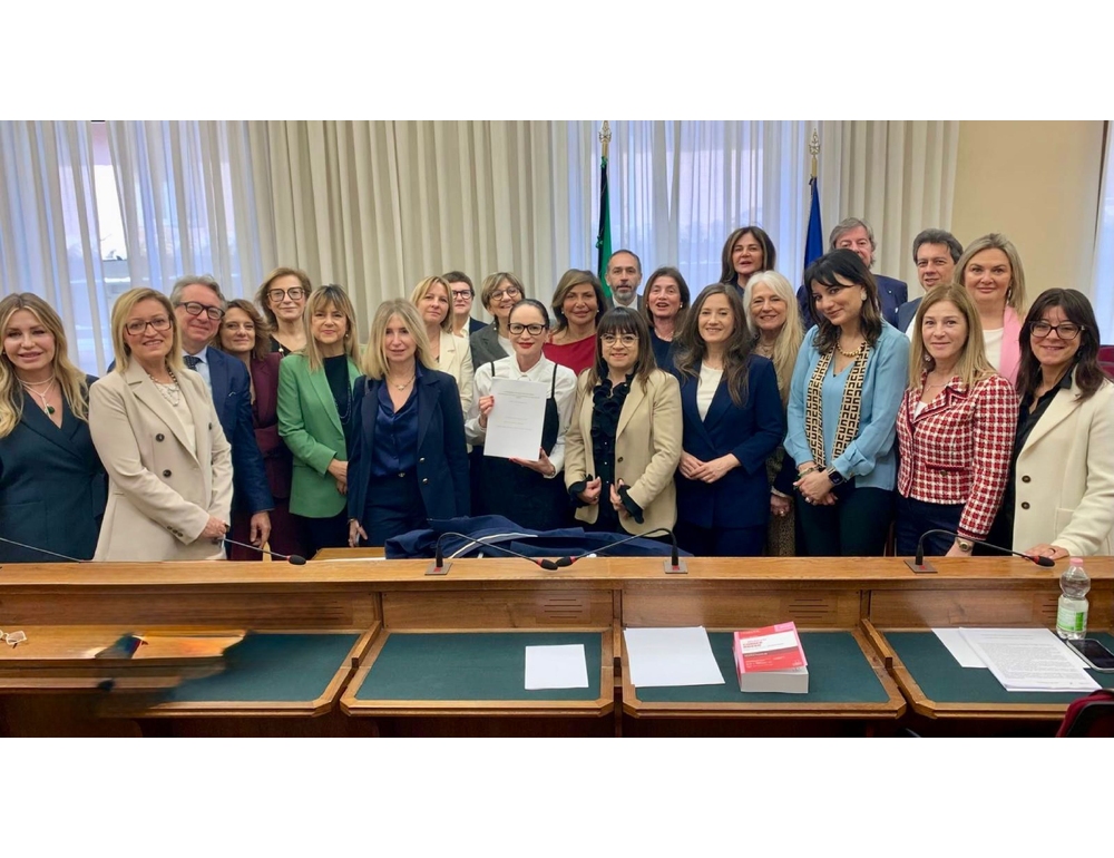 Commissione femminicidio approva relazione sulla violenza economica di genere