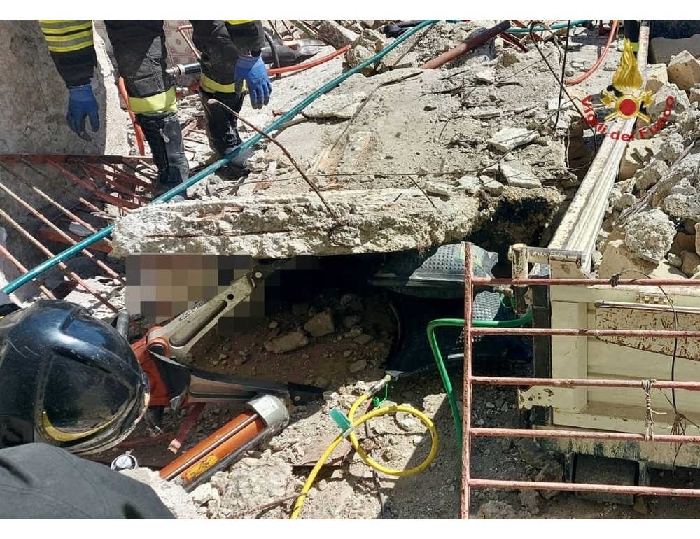 Crolla solaio di una palazzina in ristrutturazione, tre feriti