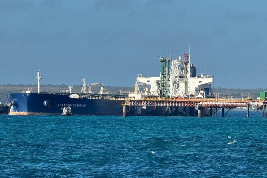 La petroliera Kolodkin è attraccata in mattinata nel porto di Matanzas