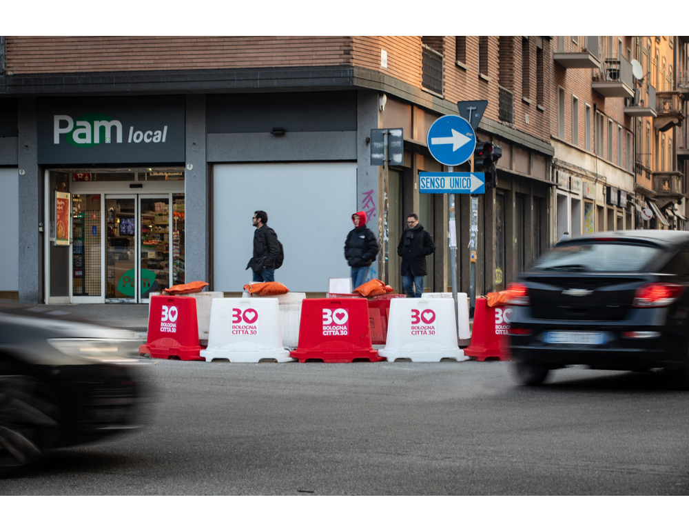 Da lunedì torna Bologna città 30, con rallentatori e display luminosi