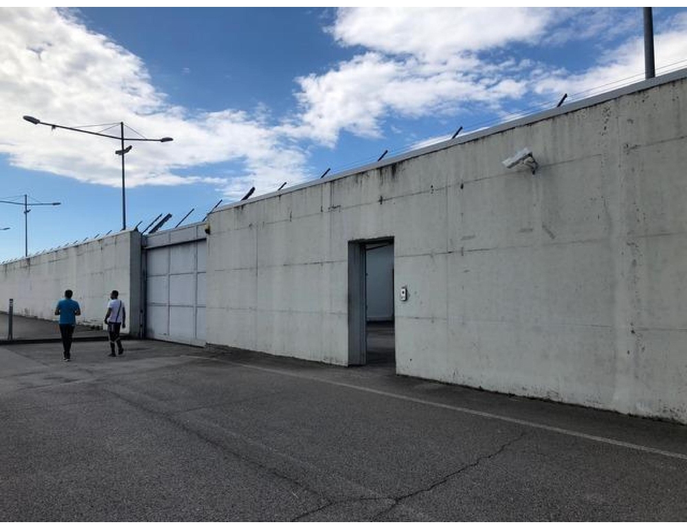 Danneggiarono Cpr durante disordini, ridotta pena in appello