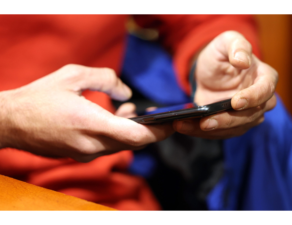 Diffonde le foto intime dell’amica 15enne, minorenne indagato a Biella