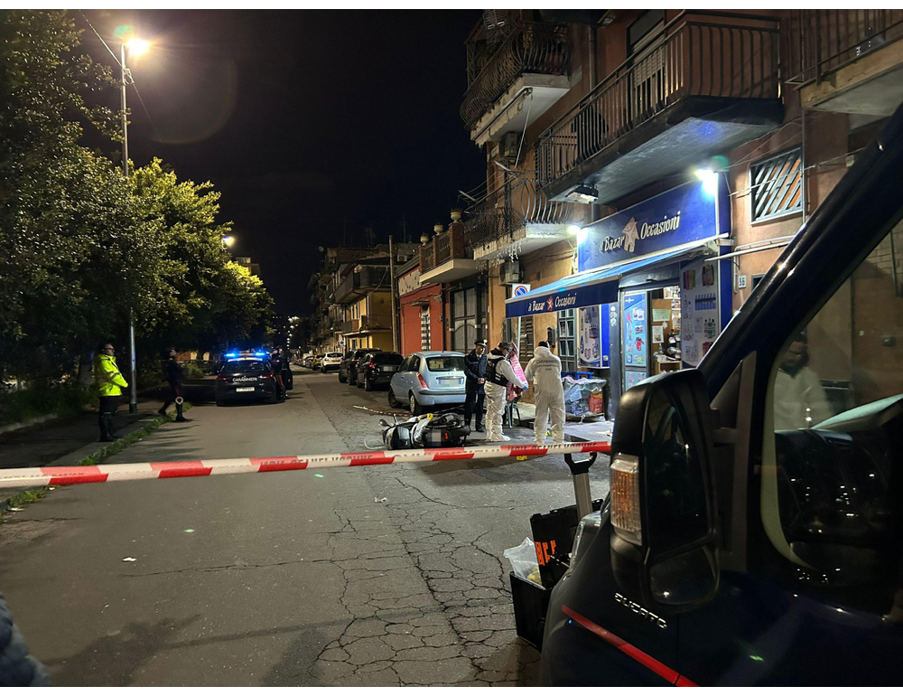 Donna accoltellata a Catania, caccia al marito in fuga