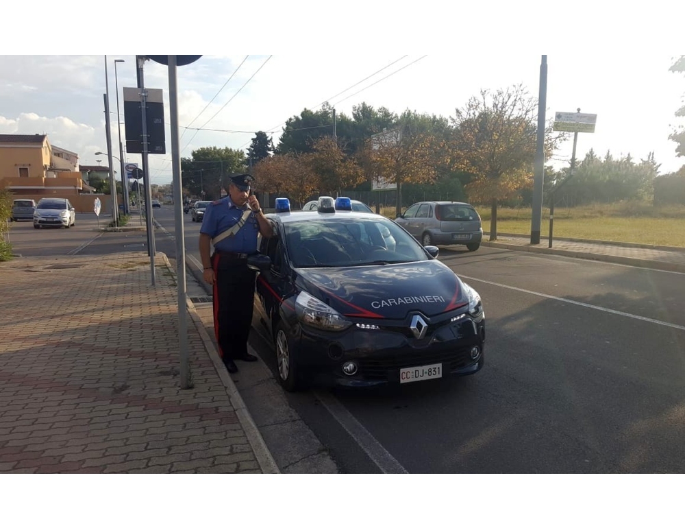 Donna precipita dal terzo piano e muore, non si esclude omicidio