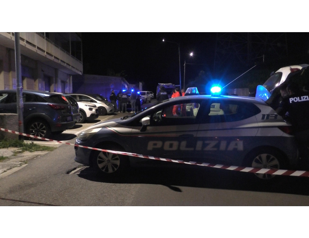 Donna si getta con figli, il marito a Genova dalla figlia sopravvisuta