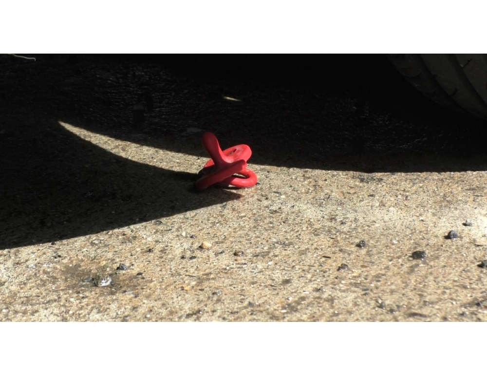 Donna si getta con figli, la caduta è stata simultanea