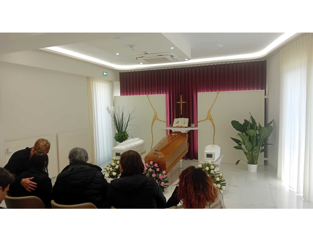 Donna si getta con i figli, aperta la camera ardente