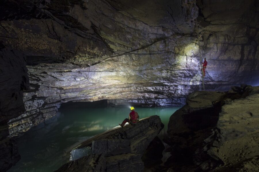 L'accesso termina in una caverna a -315m. Opera degli speleologi "E.Boegan"