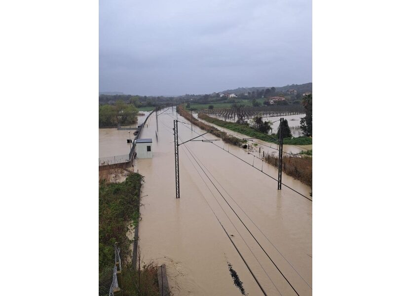 Circolazione sospesa dalle 17.15 per binari allagati