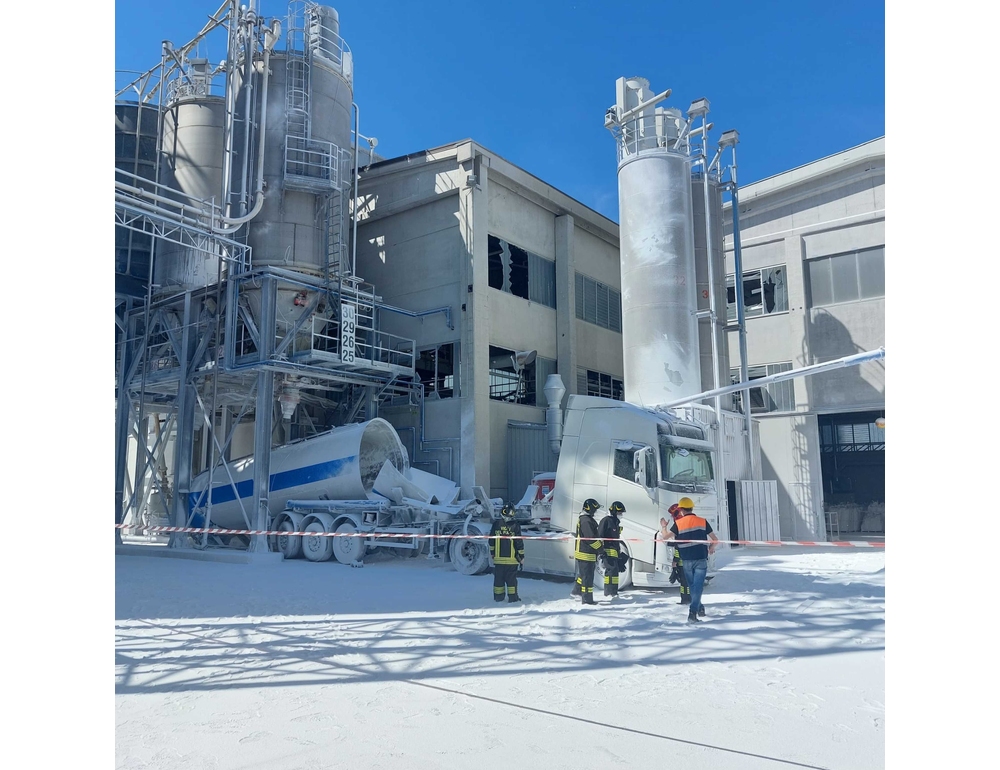 Esplode una cisterna piena di polvere di alluminio, ferito un operaio