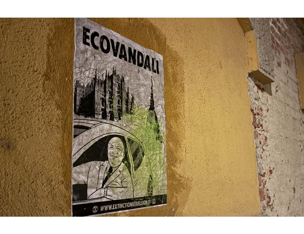 Extinction Rebellion affigge manifesti satirici contro mostra su clima