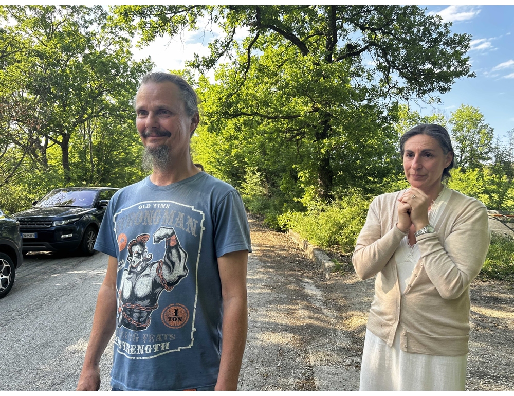 Famiglia nel bosco, Salvini nel casolare tra gli animali, uova fresche in dono