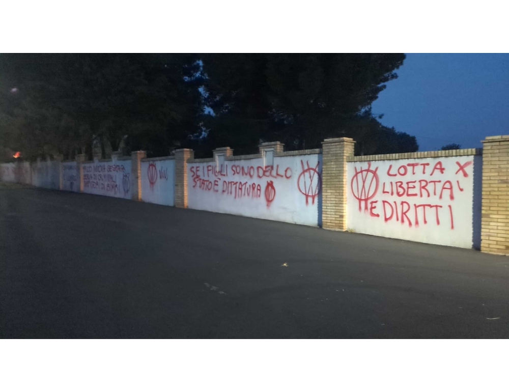 Famiglia nel bosco, scritte contro giudici e assistenti sociali a Vasto