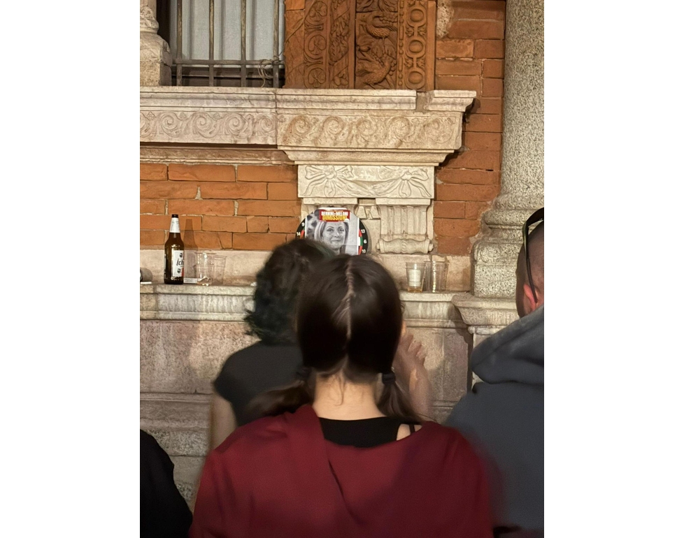 Fdi Milano, Meloni bersaglio per gioco a freccette di studenti Cambiare Rotta