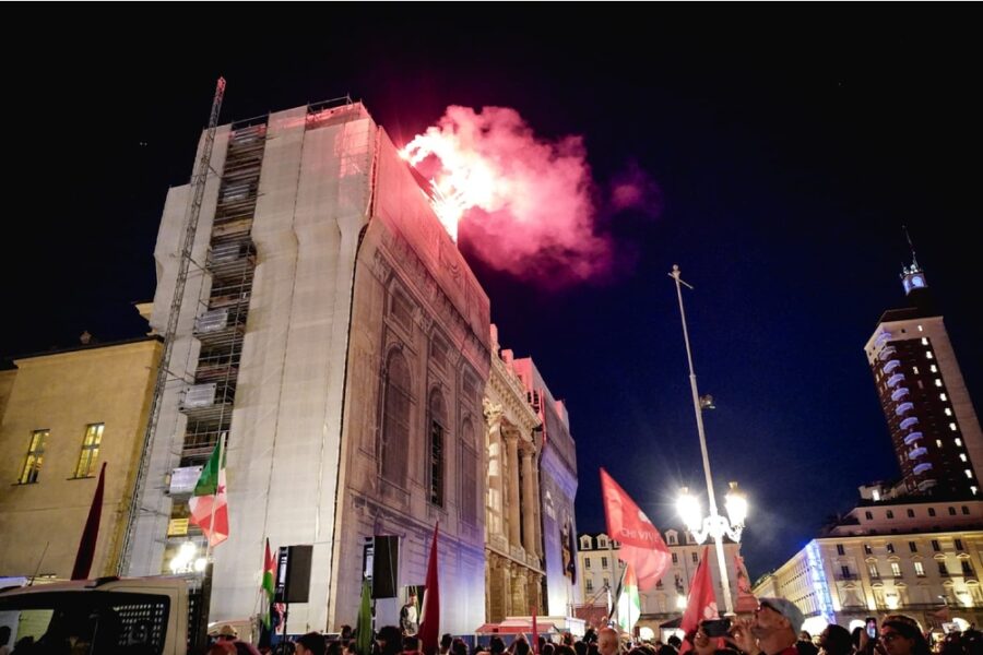 Una enorme bandiera palestinese fatta sventolare da Palazzo Madama
