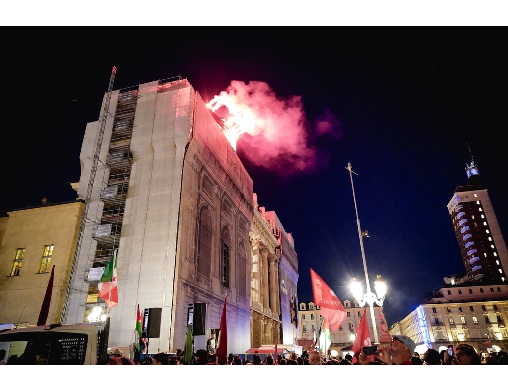 Fiaccolata a Torino, bruciati cartelli raffiguranti bandiere Nato e Europa