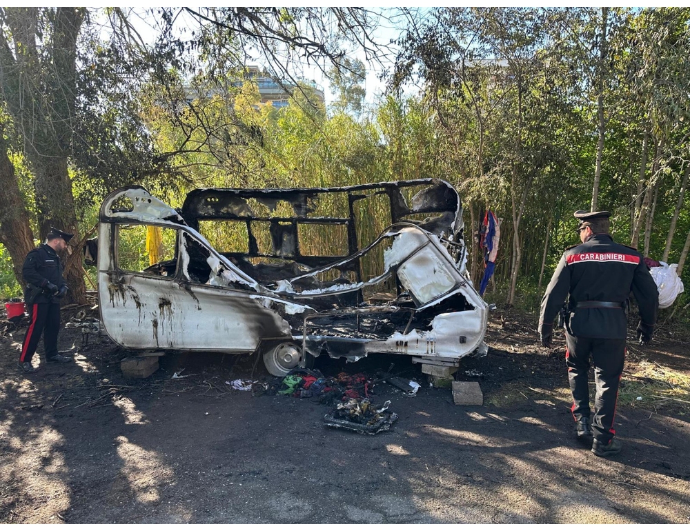 Fiamme in roulotte a Roma, un ferito grave