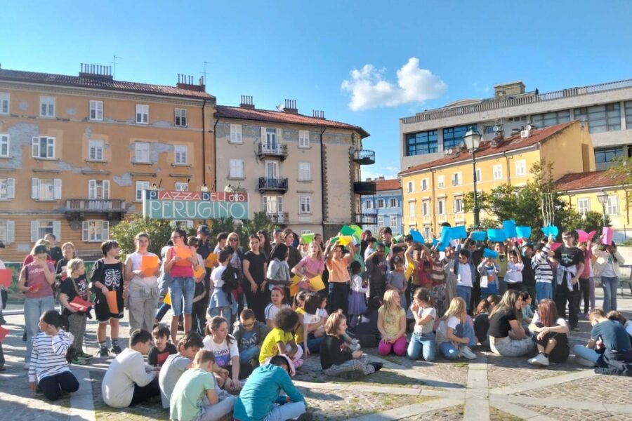 Centinaia di persone con il vescovo e il presidente Comunità islamica