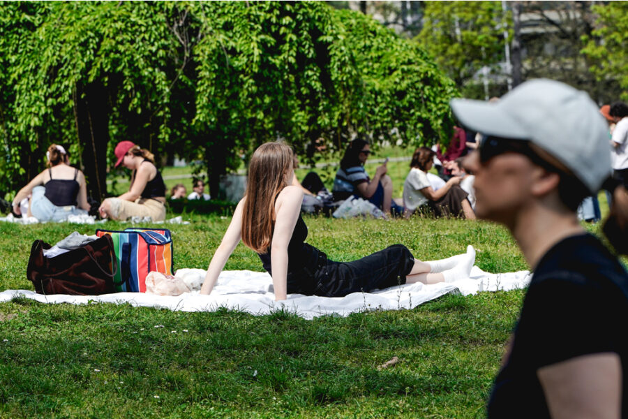 Residenti e turisti passeggiano e prendono il sole lungo i fiumi