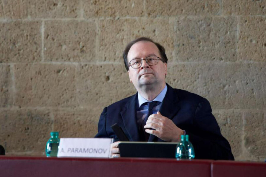 Il conduttore della tv russa ha attaccato la premier