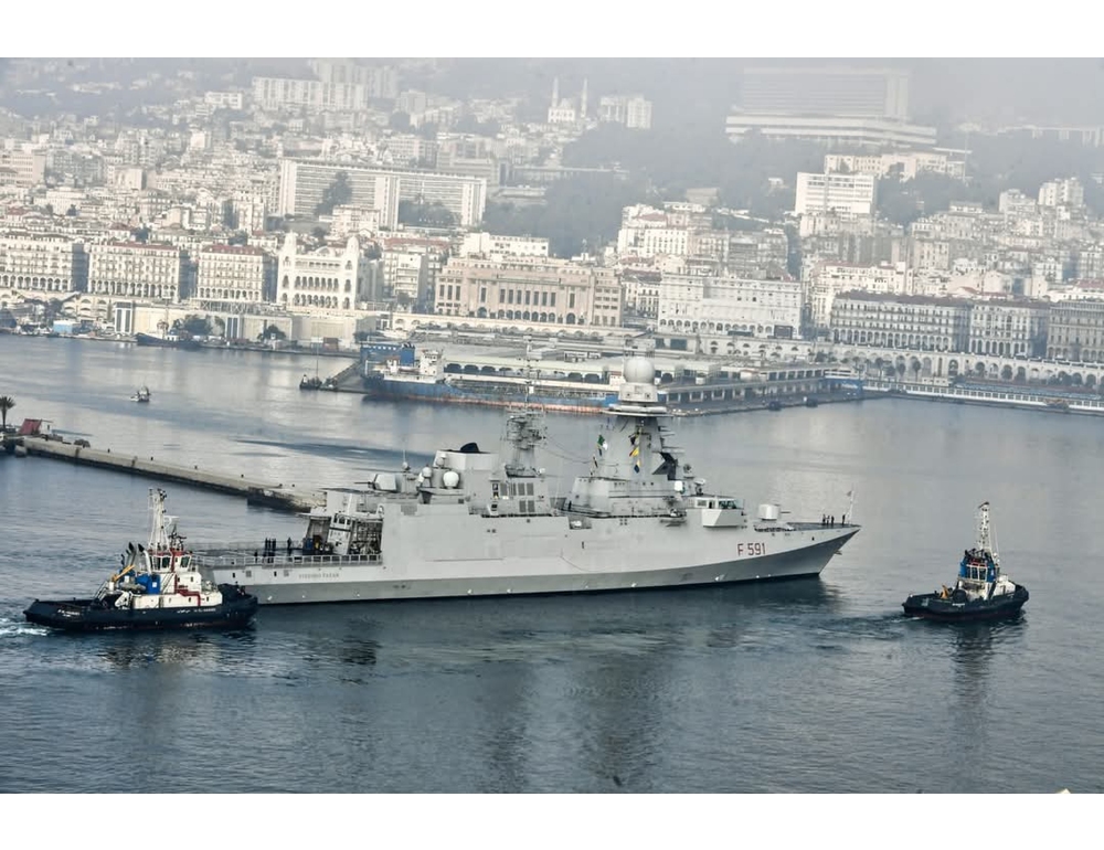 Fregata italiana attracca al porto di Algeri per manovre congiunte