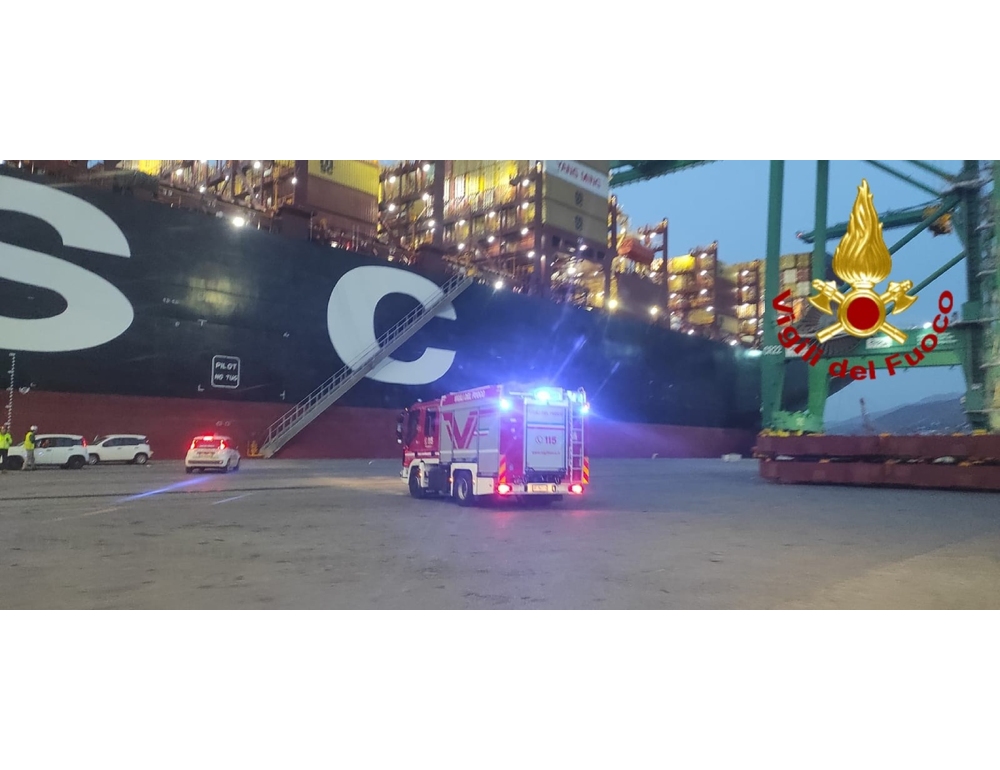 Fuoriuscita di sostanza da container porto Pra’, interviengono Vigili fuoco