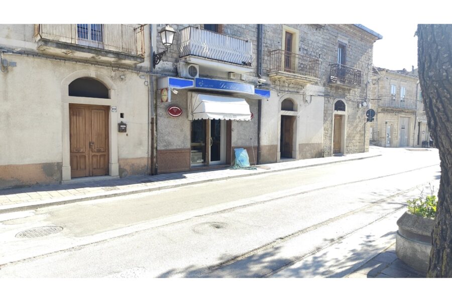 Quarta volta nella stessa attività. Sindaco: "Titolari valutano di chiudere e andare via"