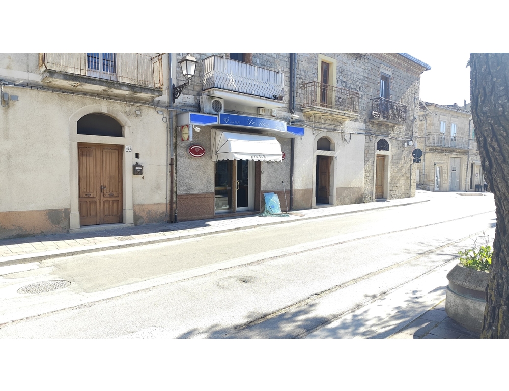 Furto con spaccata in gioielleria nel Foggiano, quattro ladri in fuga