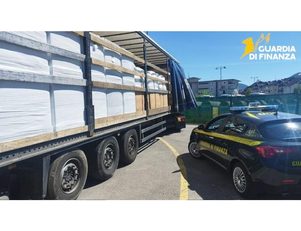 Gdf ferma tir con una tonnellata di bulbi di papavero in val Pusteria