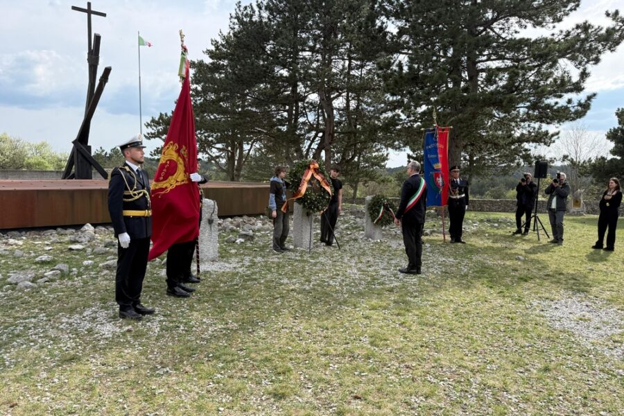 'Impegnarci perché la convivenza pacifica tra i popoli possa prevalere'