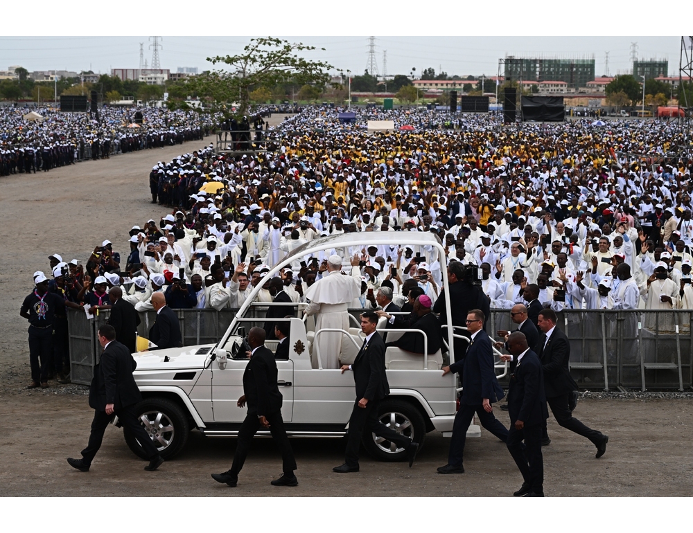 Il Papa, ‘Angola paese bellissimo ma ferito dalla guerra’
