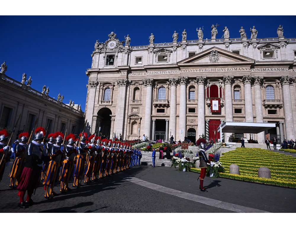 Il Papa a Piazza San Pietro in papamobile, saluta i fedeli
