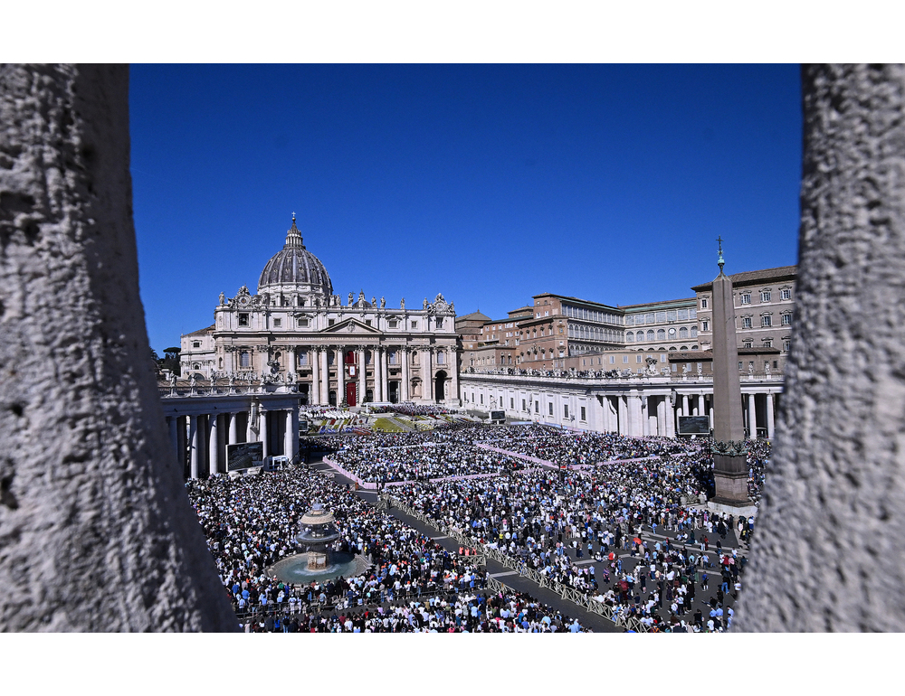 Il Papa fa gli auguri di Pasqua in dieci lingue, anche arabo e cinese