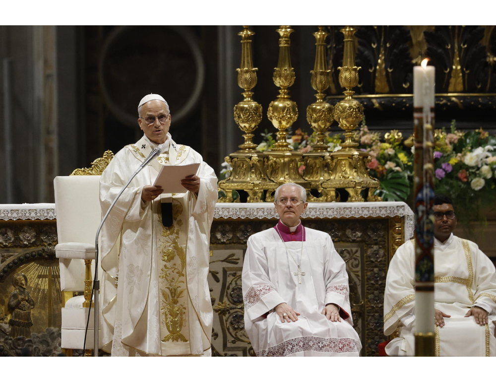 Il Papa nella basilica di San Pietro battezza dieci adulti