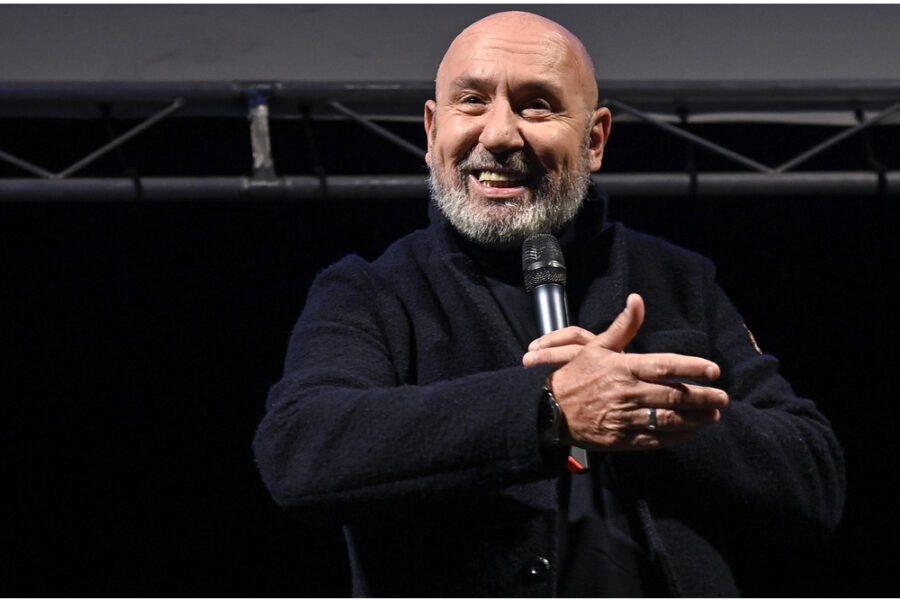 L'artista lo accusa via social di avergli sottratto un milione di euro. 'E' diffamazione'