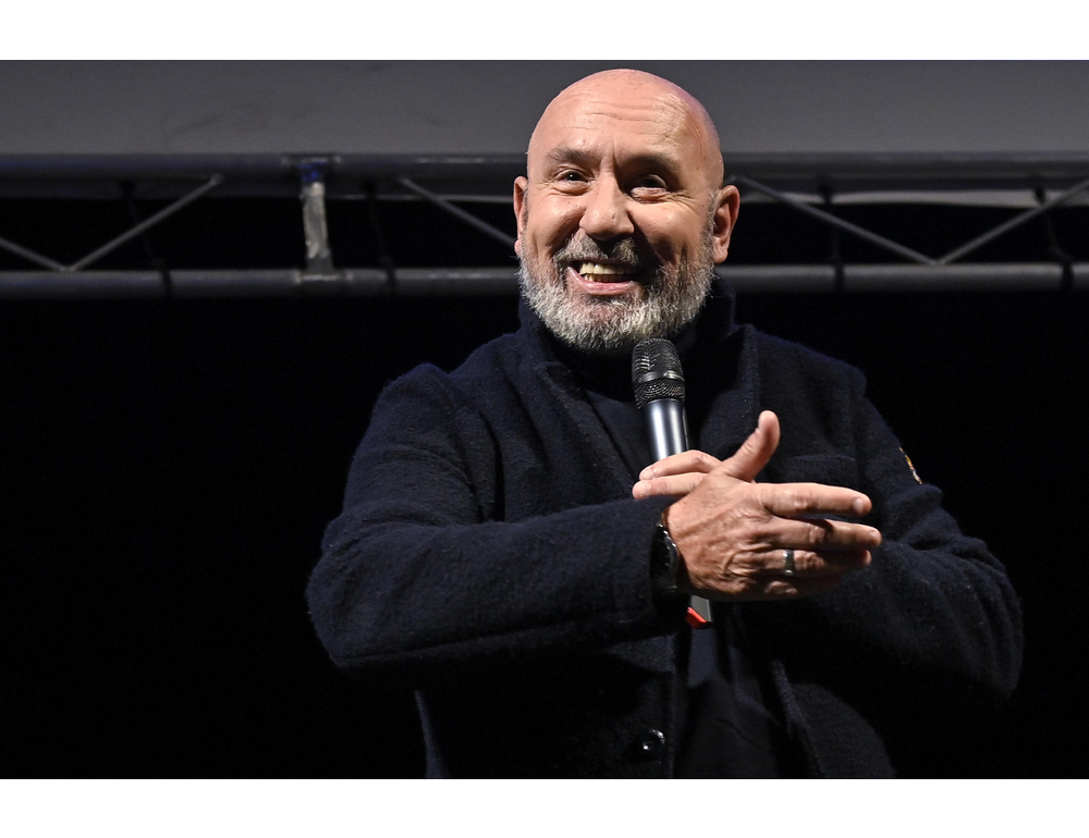 Il comico Battista denunciato per stalking dall’ex manager