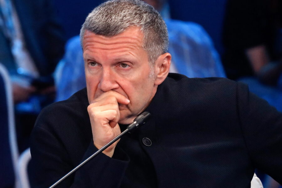 Nel suo programma parla in italiano e attacca la premier con parole volgari