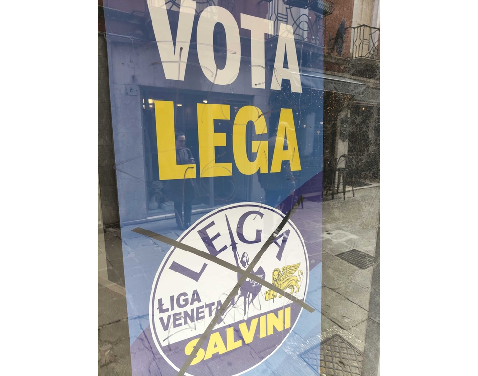 Imbrattata la sede elettorale della Lega nel centro di Mestre