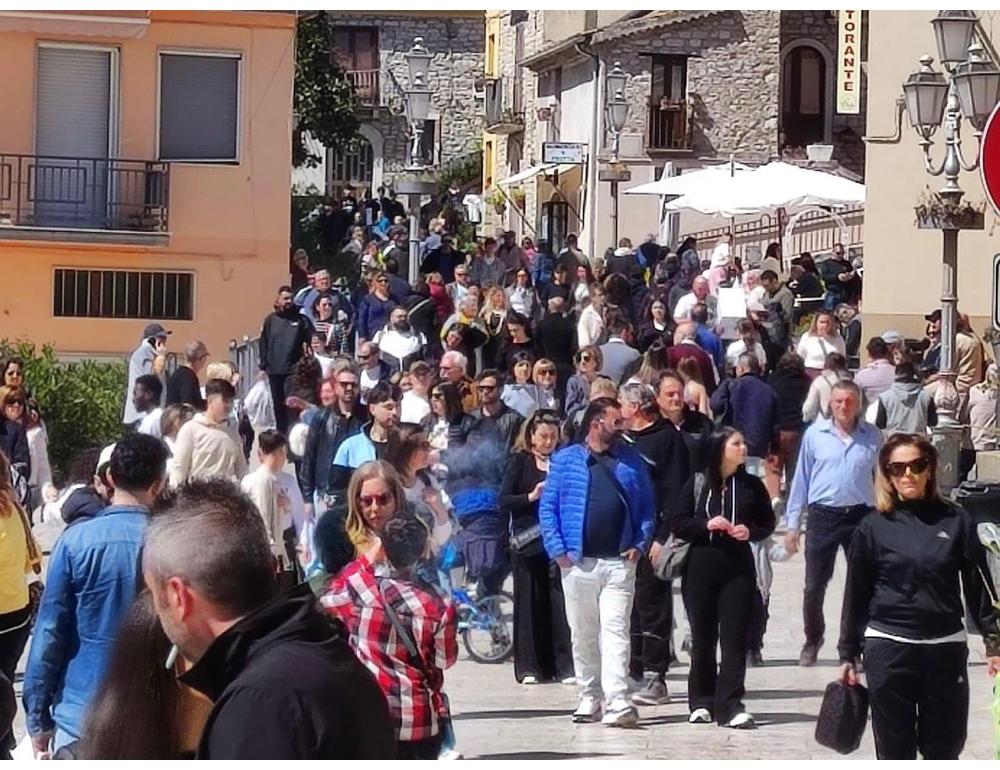 In 20mila a Pietrelcina per Padre Pio, Pasquetta nel segno della fede
