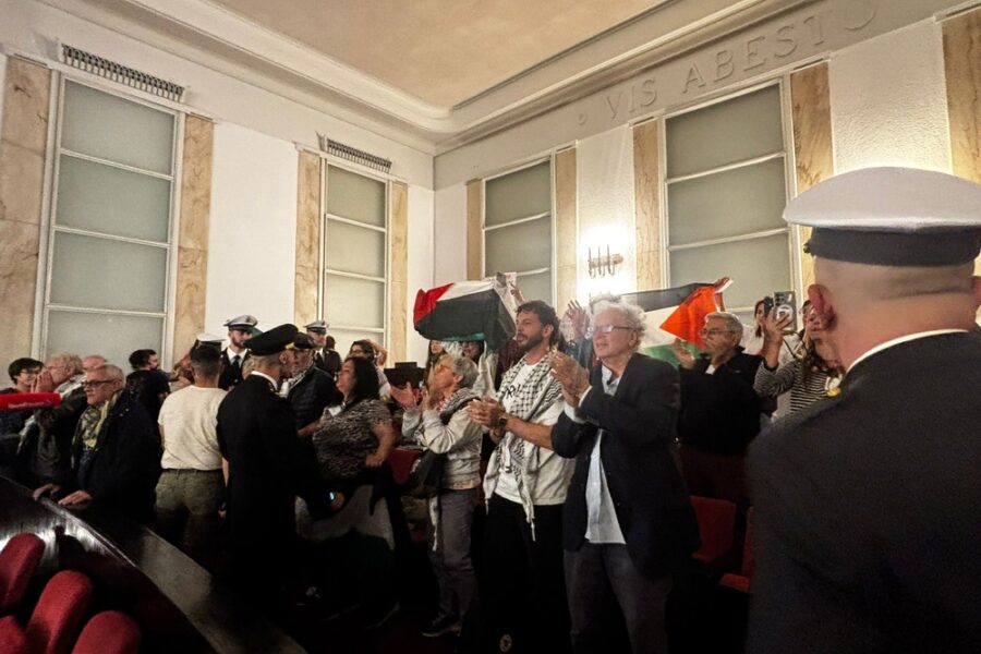 Occupazione dei Verdi e protesta del Pd. Nel pubblico i Pro Pal invocano 'dimissioni'