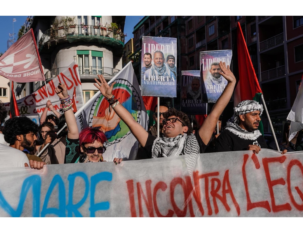 In centinaia in corteo a Napoli a sostegno della Flotilla