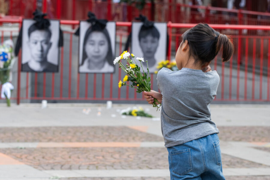 Il rogo in uno showroom nel 2024