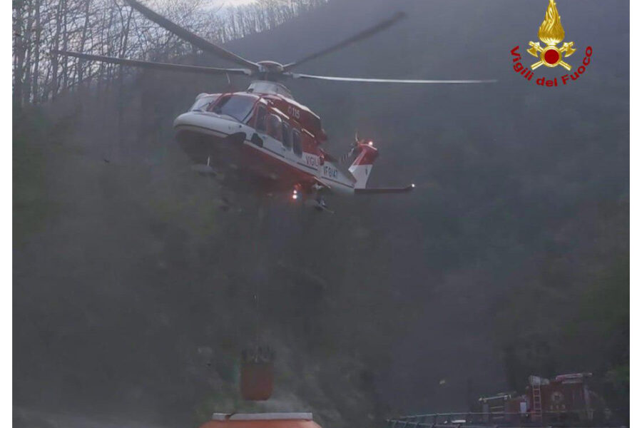 Tre Canadair in azione per contenere il perimetro dell'area interessata