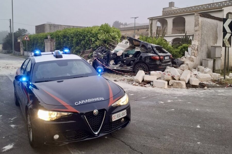 Ha perso il controllo dell'auto schiantandosi sul muro di una villa