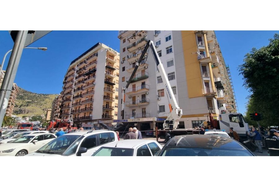 Un collega si salva finendo sui copertoni di attività ricambio pneumatici