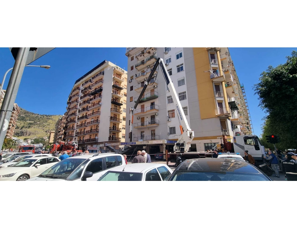 Incidente sul lavoro a Palermo, due operai morti caduti da una gru