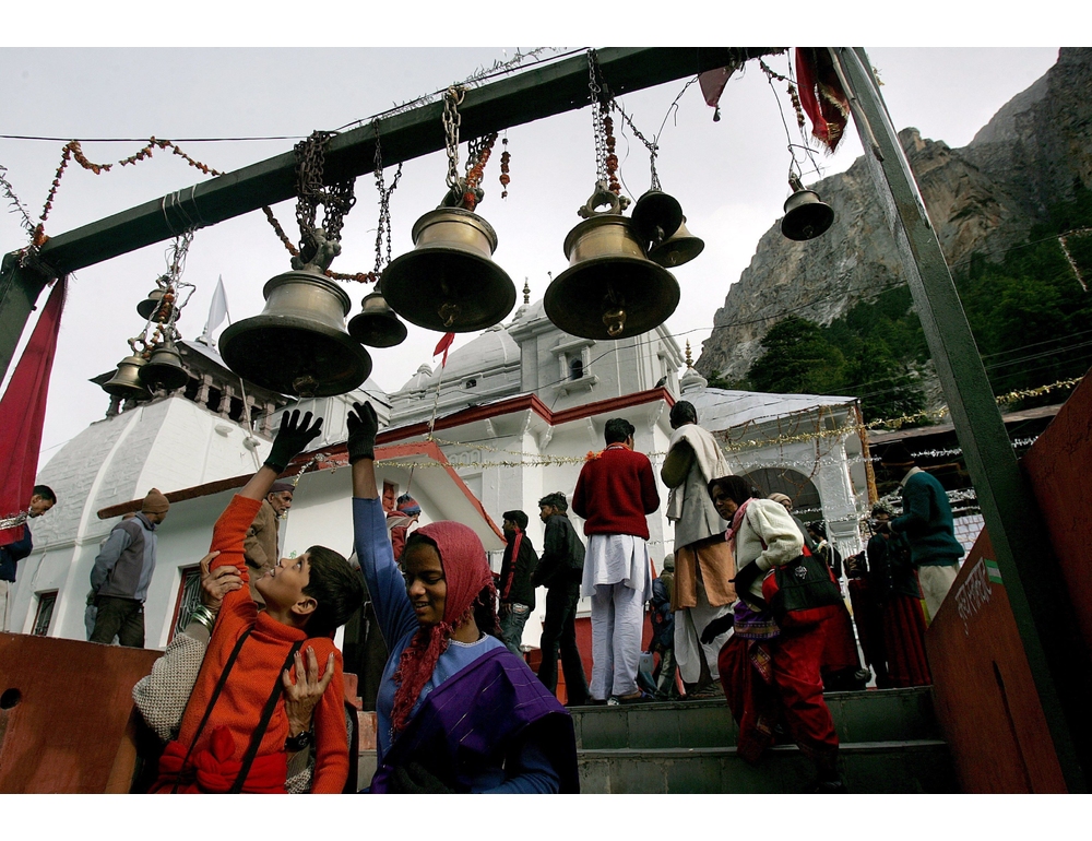 India, obbligo di bere urina di mucca per visitare tempio di Gangotri