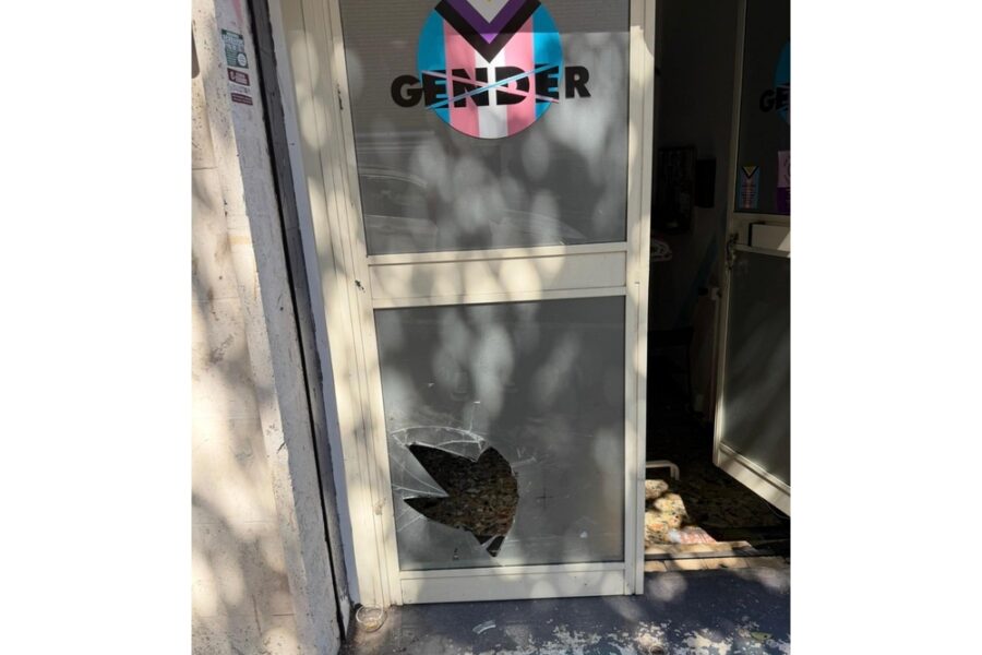 In precedenza baby gang aveva rotto vetro della porta d'ingresso con pugni