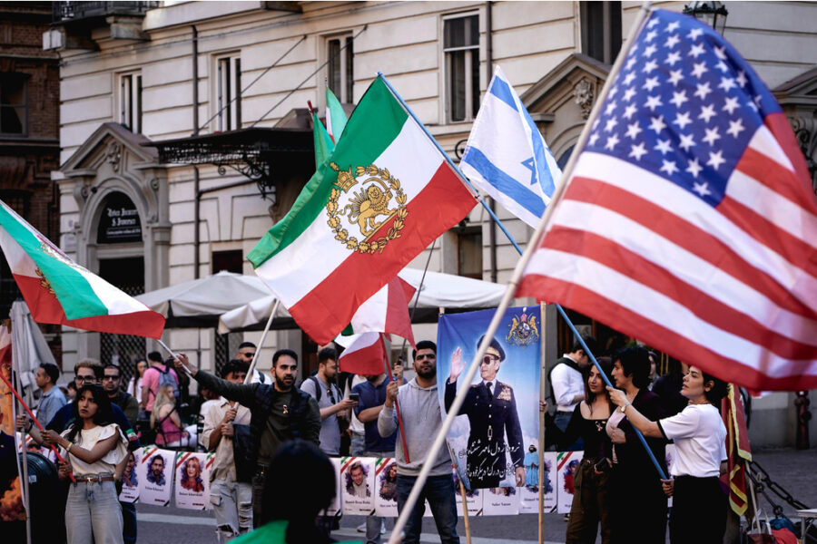In piazza i sostenitori di Reza Pahlavi